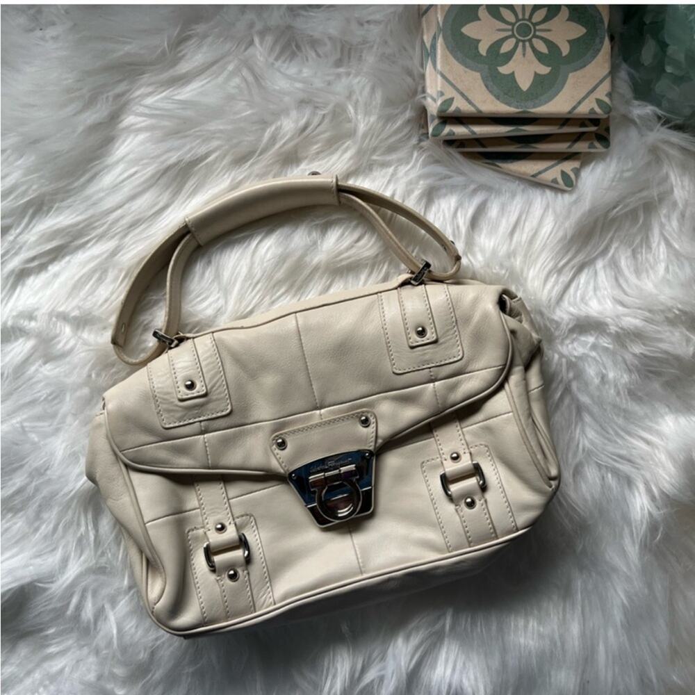Salvatore Ferragamo cream leather handbag - Picture 2 of 13